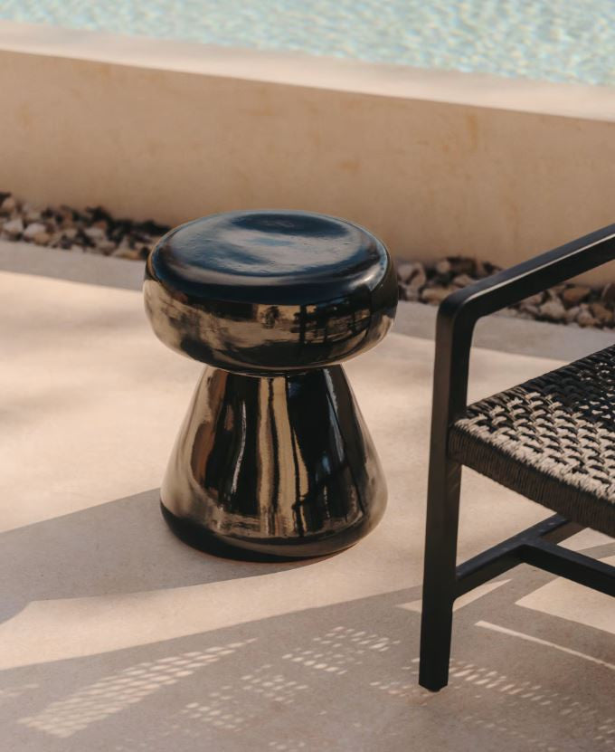 Masa laterala exterior neagra din ciment 38 cm Manya Kave Home