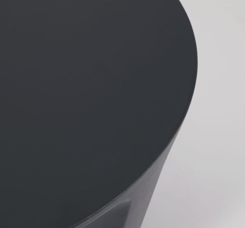 Masa laterala exterior neagra din ciment 60 cm Vilandra Kave Home
