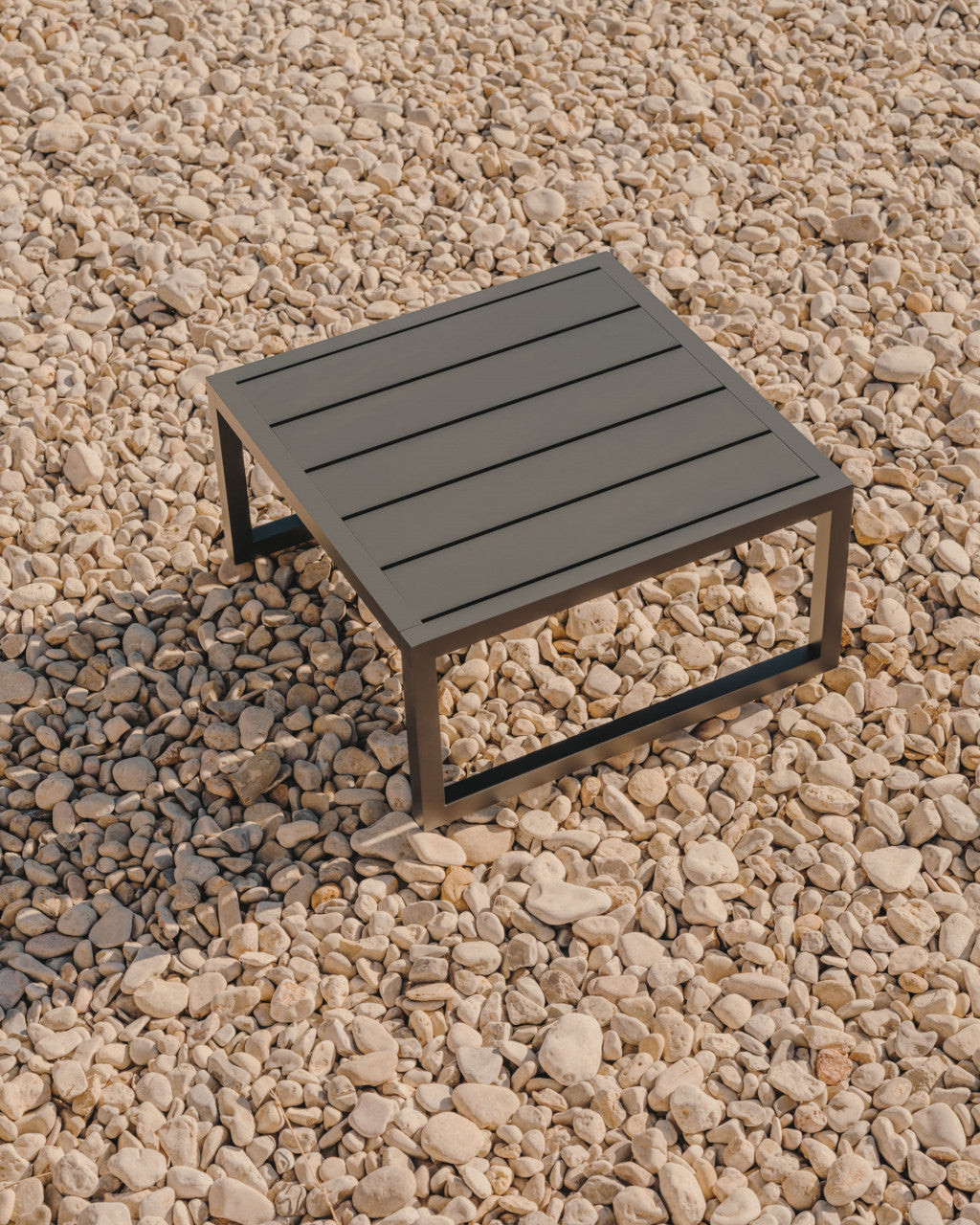 Masa laterala exterior neagra din metal 60x60 cm Comova Kave Home