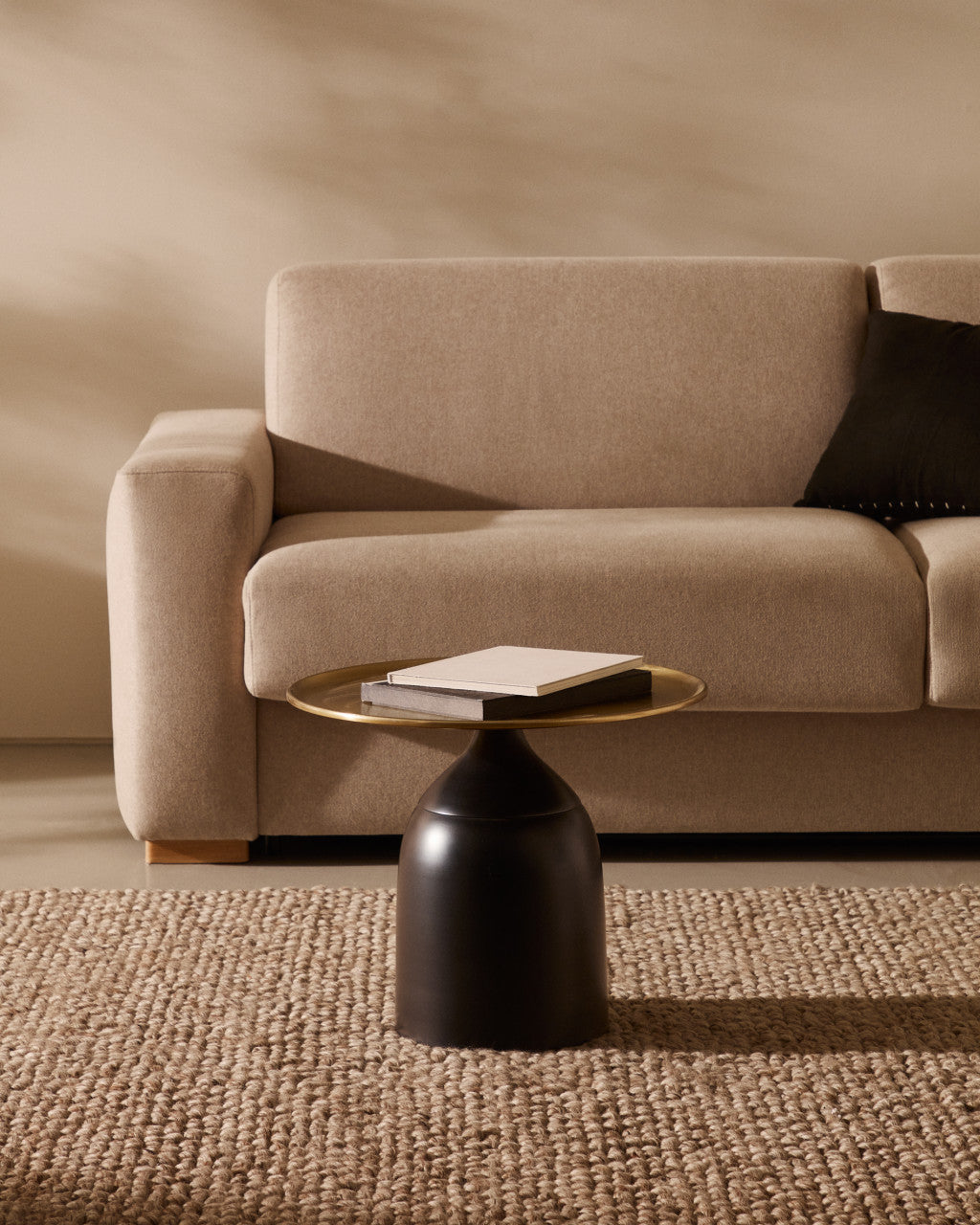 Masa laterala neagra/aurie din metal 52 cm Liuva Kave Home