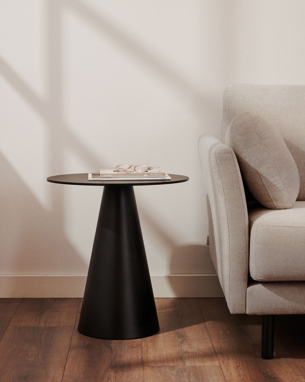 Masa laterala neagra din metal 50 cm Wilshire Kave Home