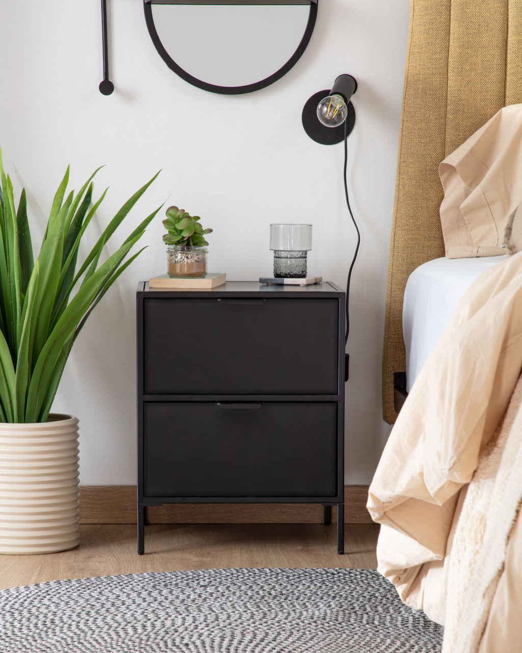 Noptiera neagra din metal Shantay Kave Home