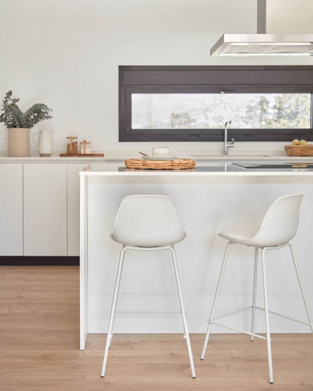 Scaun bar alb din piele ecologica Brighter Kave Home