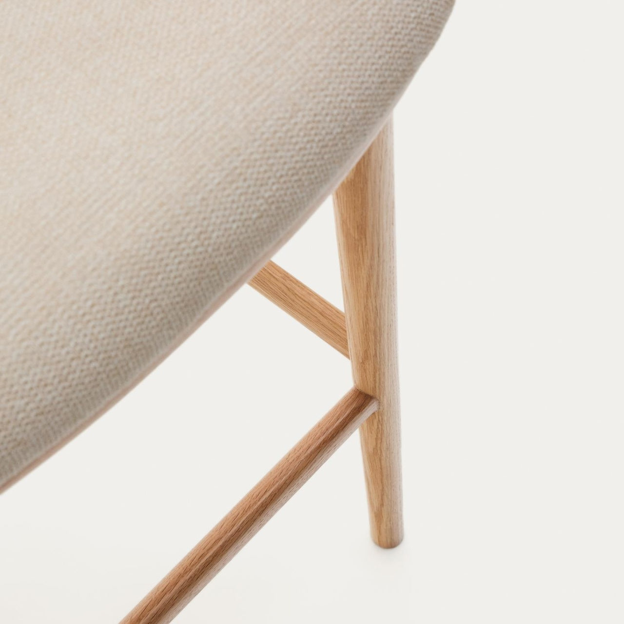 Scaun bar bej din textil Ciselia Low Chenille Kave Home