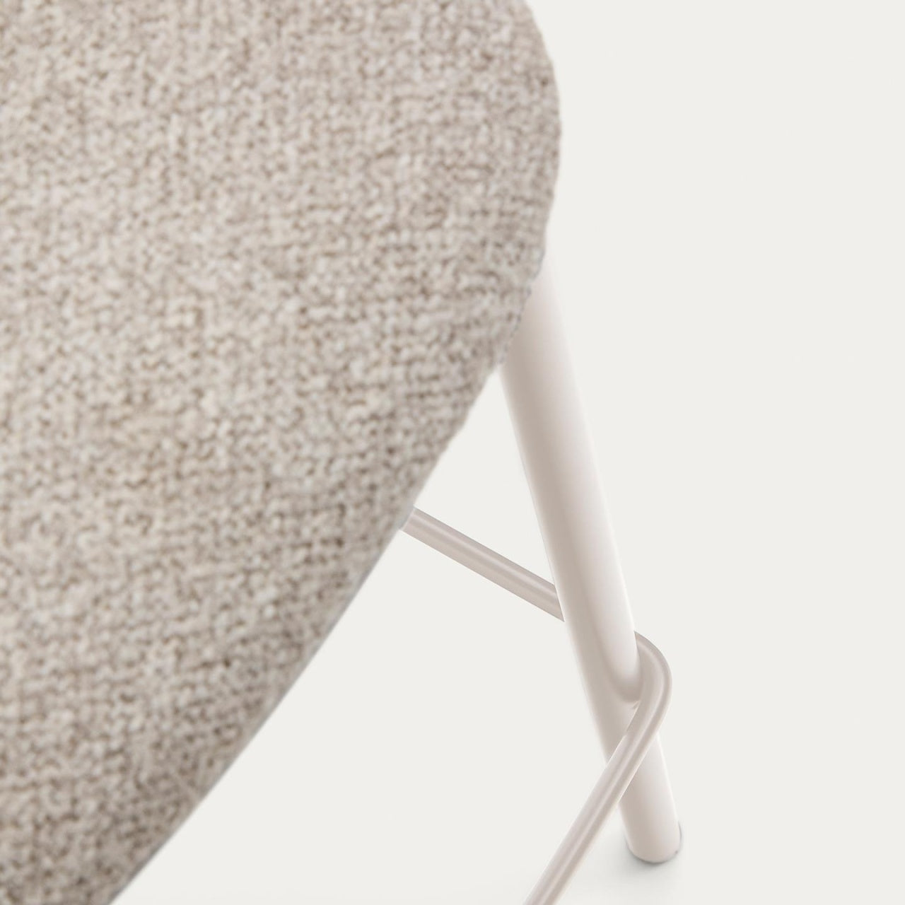 Scaun bar bej din textil Maina Chenille Kave Home