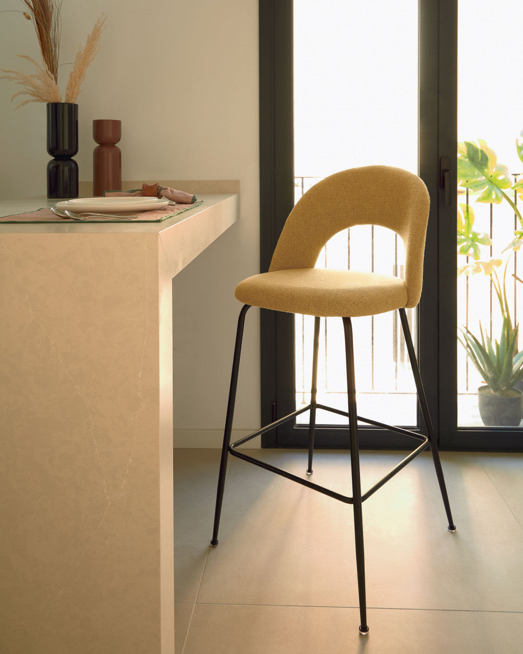 Scaun bar galben din textil Mahalia Kave Home