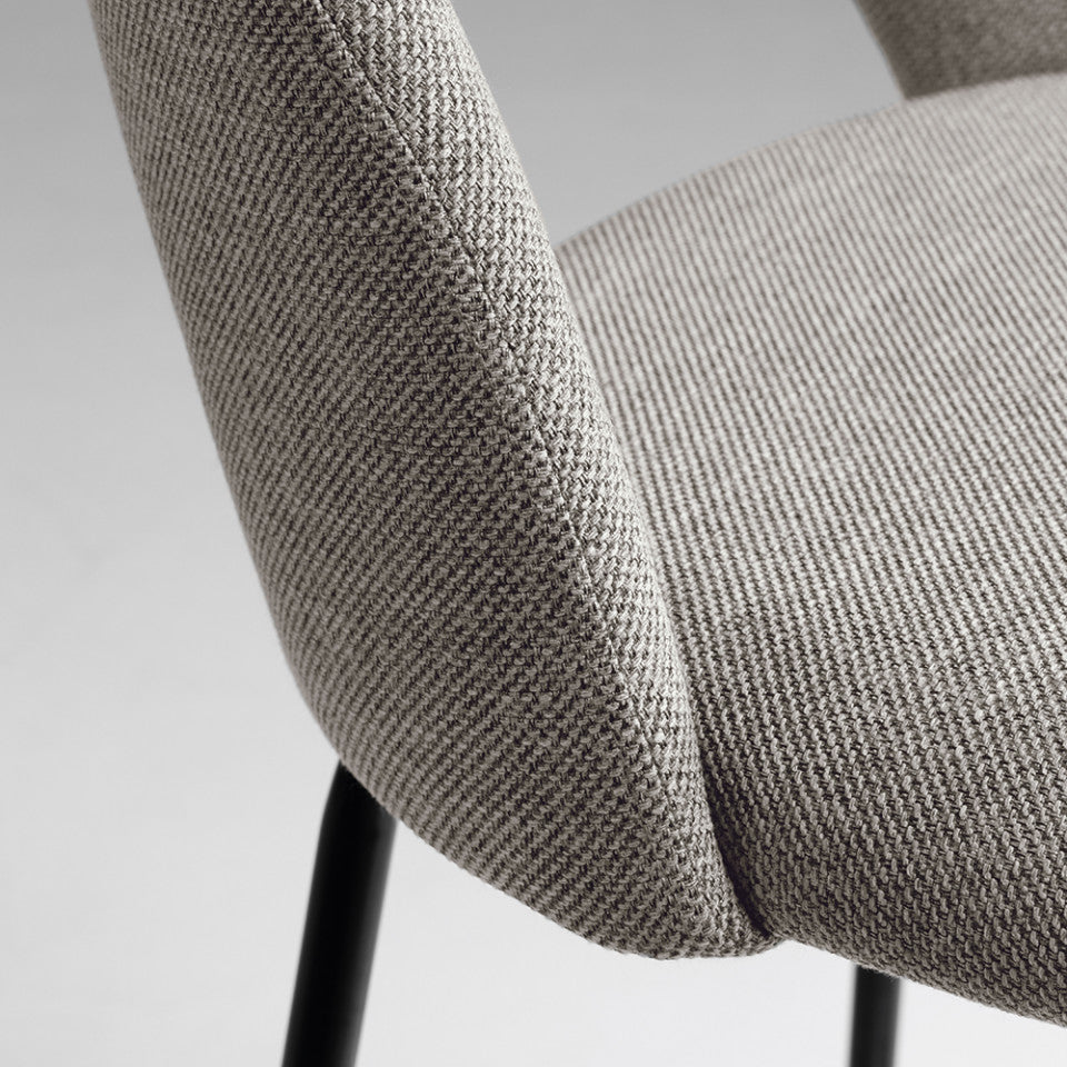 Scaun bar gri deschis din textil Mahalia Kave Home