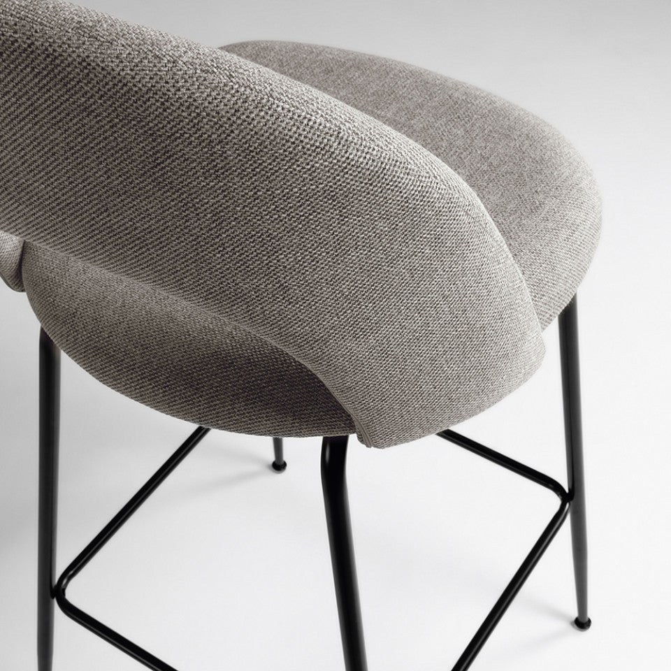 Scaun bar gri deschis din textil Mahalia Kave Home