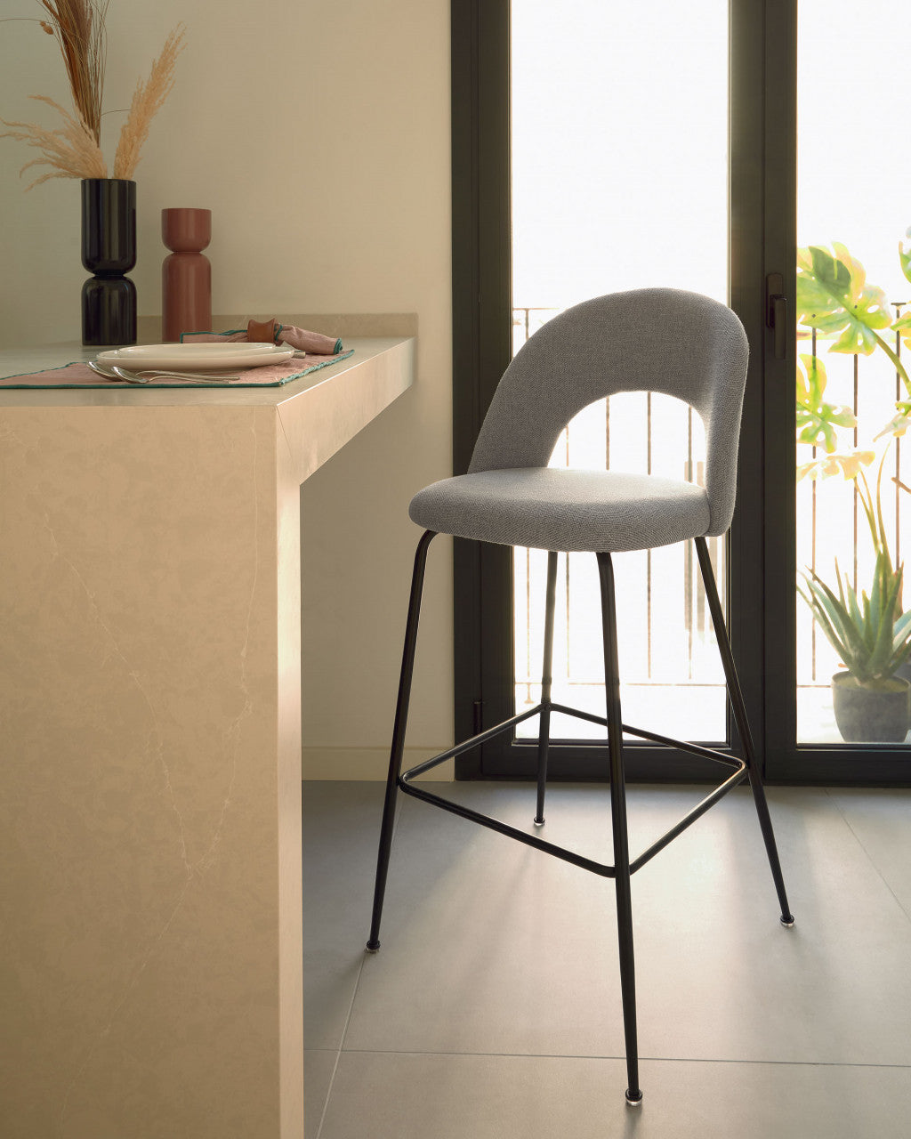 Scaun bar gri deschis din textil Mahalia Kave Home