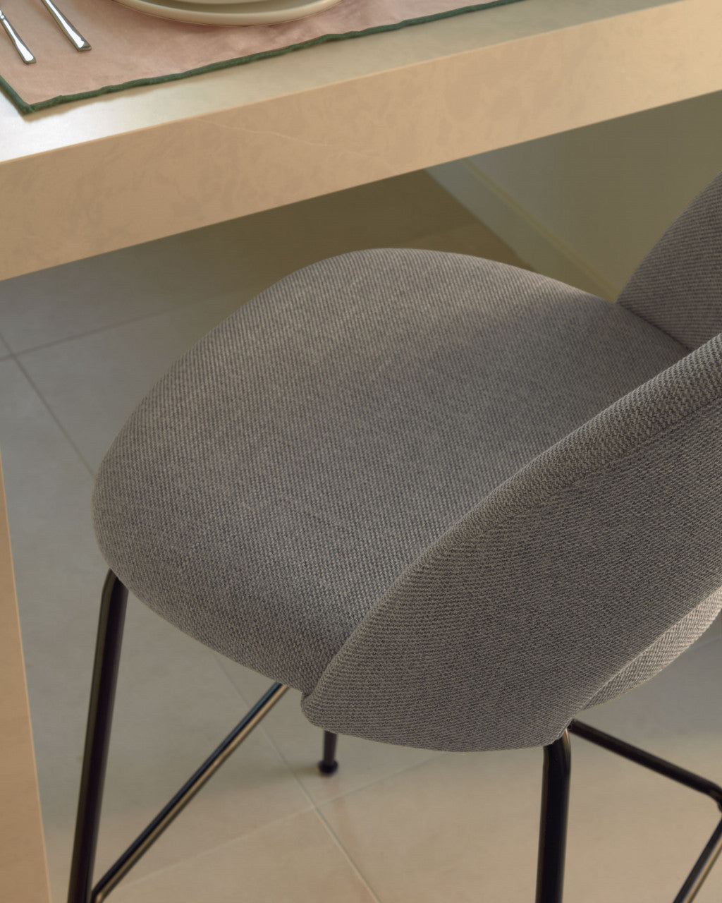 Scaun bar gri deschis din textil Mahalia Kave Home