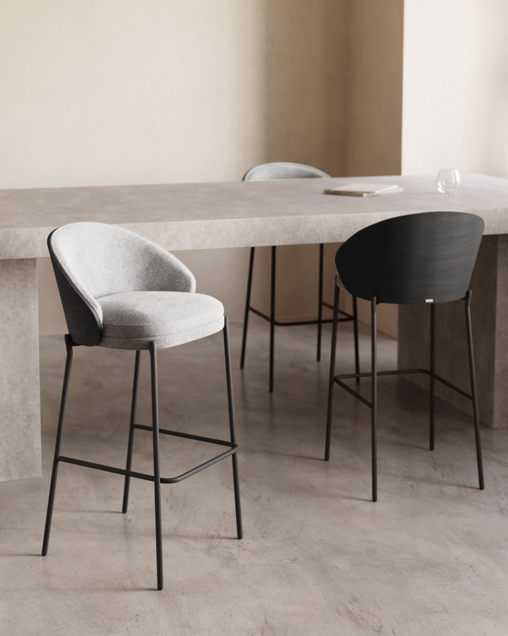 Scaun bar gri deschis/negru din textil Eamy Kave Home