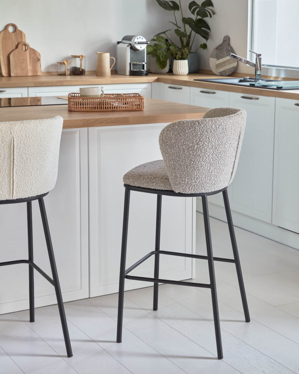 Scaun bar gri din textil Ciselia Style Kave Home