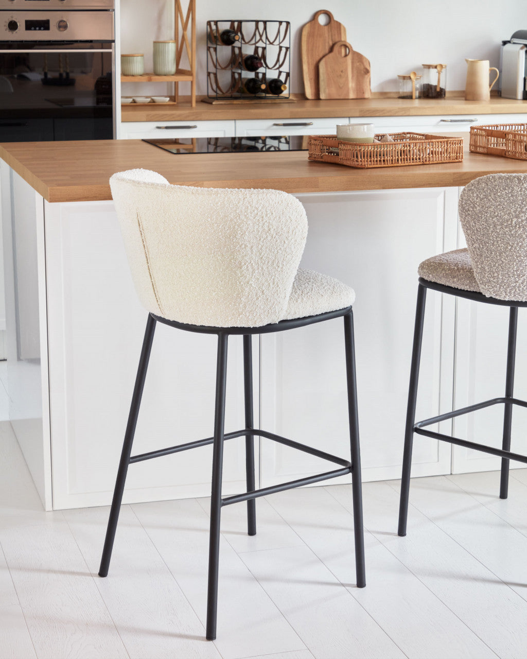 Scaun bar gri din textil Ciselia Style Kave Home