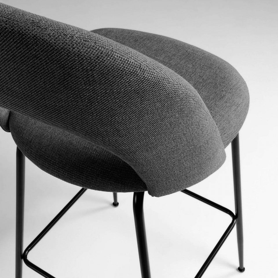 Scaun bar gri inchis din textil Mahalia Kave Home