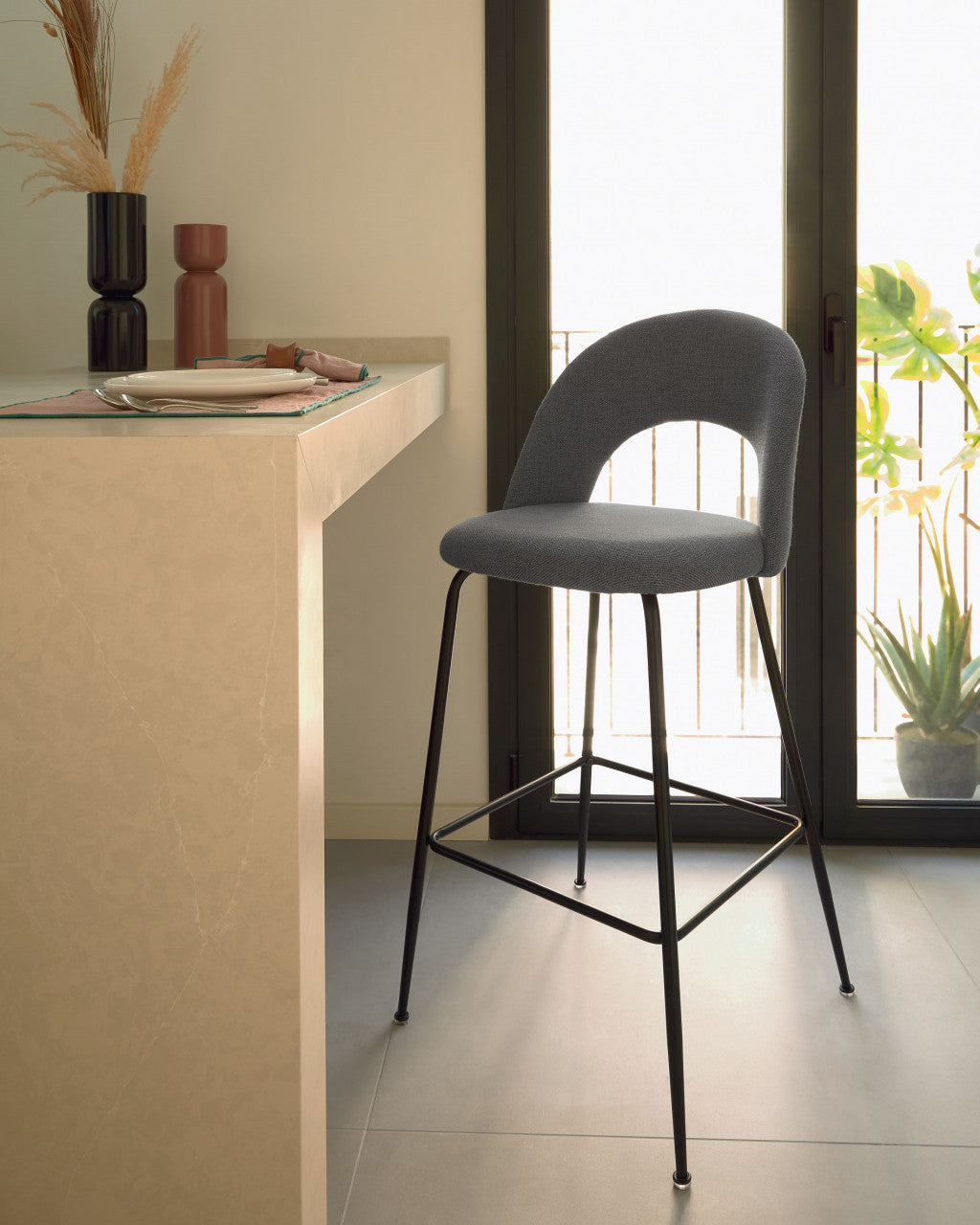 Scaun bar gri inchis din textil Mahalia Kave Home