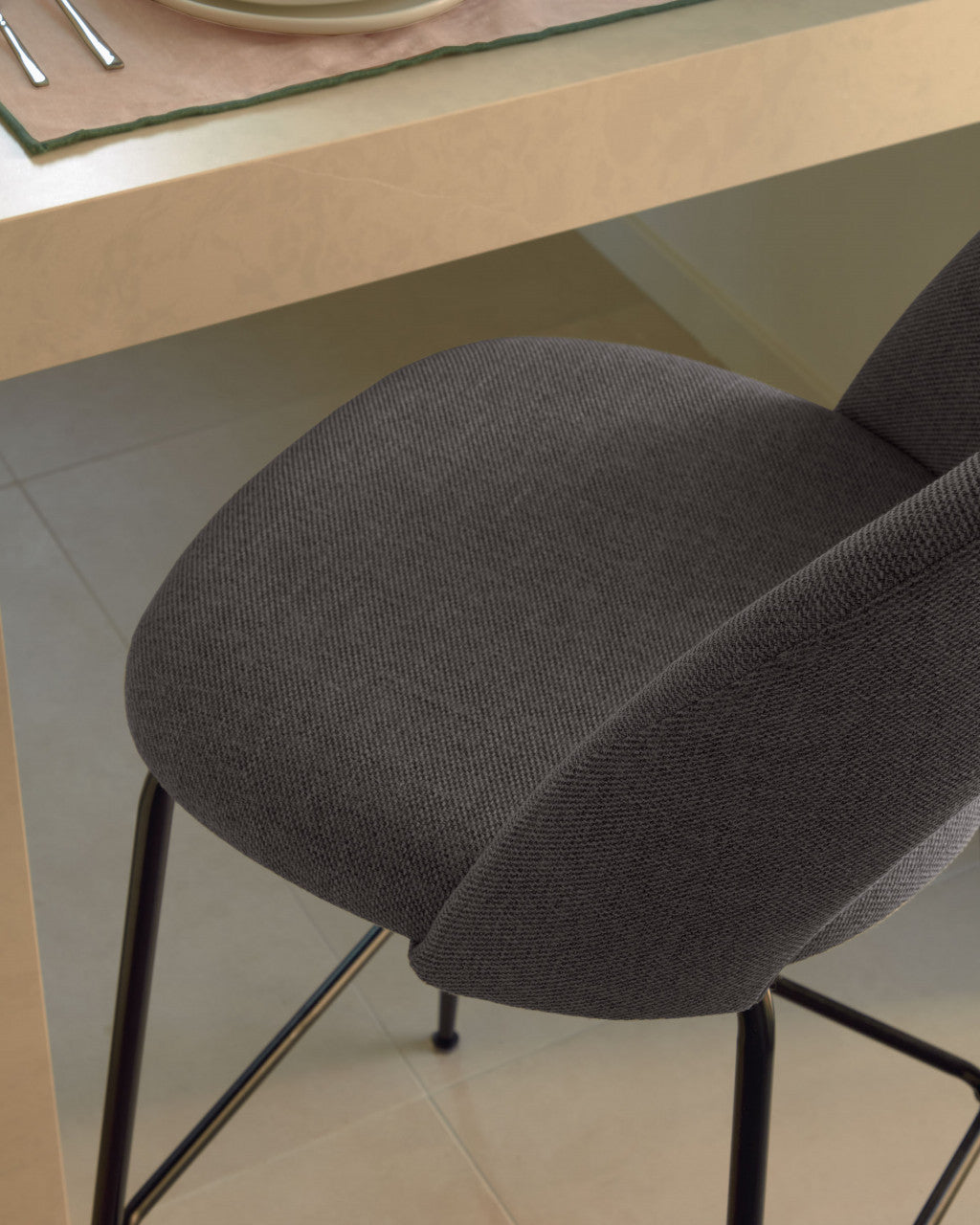 Scaun bar gri inchis din textil Mahalia Kave Home