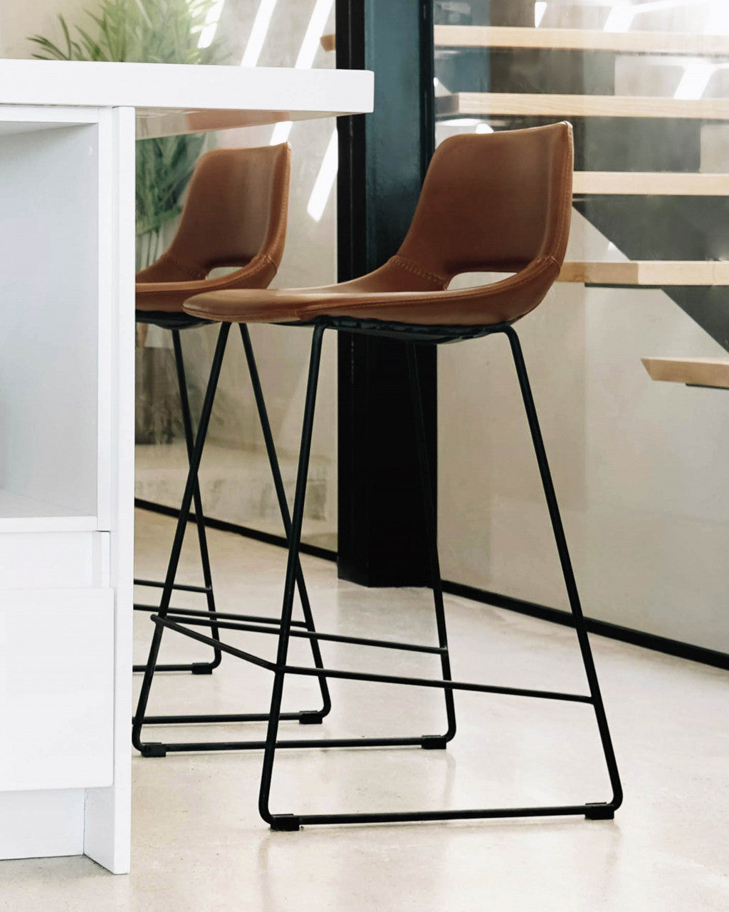 Scaun bar maro din piele ecologica Zahara Kave Home