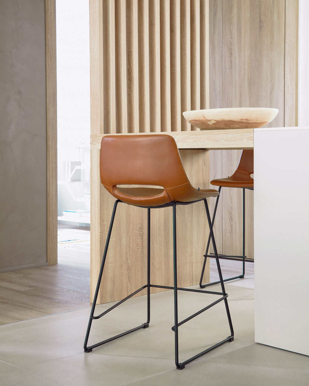 Scaun bar maro din piele ecologica Zahara Kave Home