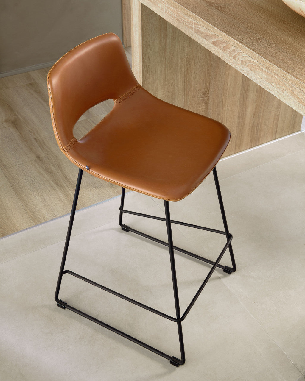 Scaun bar maro din piele ecologica Zahara Kave Home