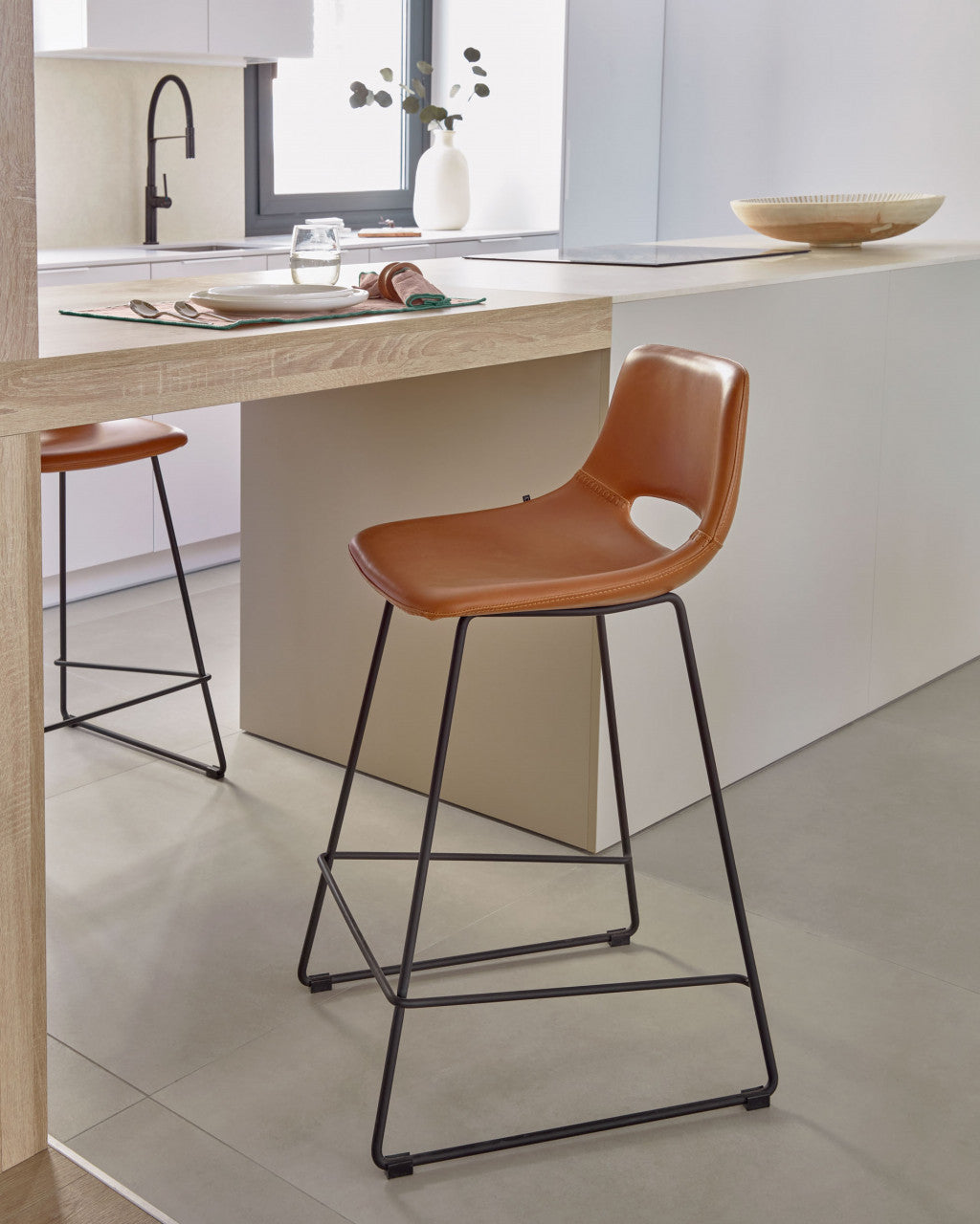 Scaun bar maro din piele ecologica Zahara Kave Home