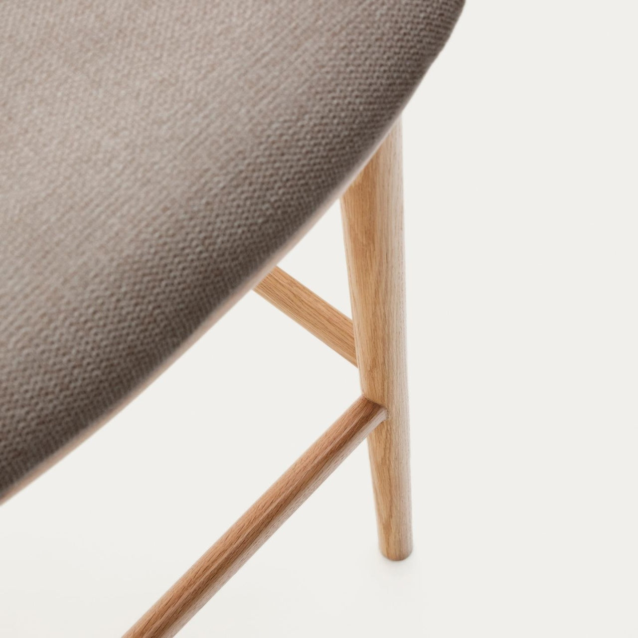 Scaun bar maro din textil Ciselia Low Chenille Kave Home