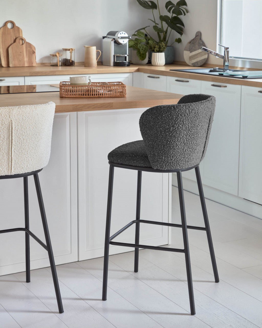 Scaun bar negru din textil Ciselia Shearling Kave Home
