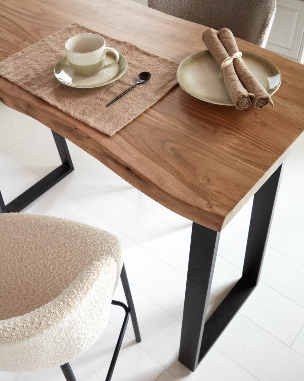 Scaun bar negru din textil Ciselia Shearling Kave Home