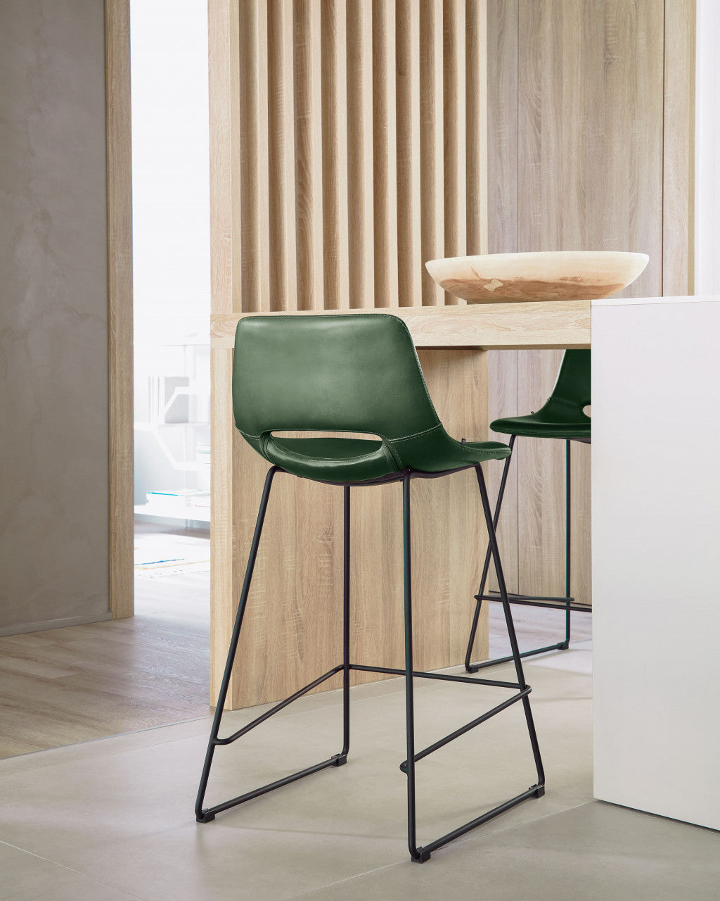 Scaun bar verde din piele ecologica Zahara Style Kave Home