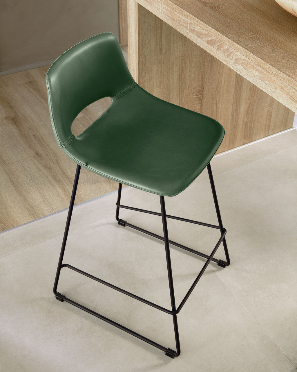 Scaun bar verde din piele ecologica Zahara Style Kave Home