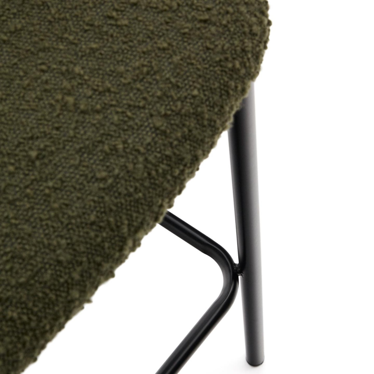 Scaun bar verde din textil Ciselia Low Boucle Kave Home