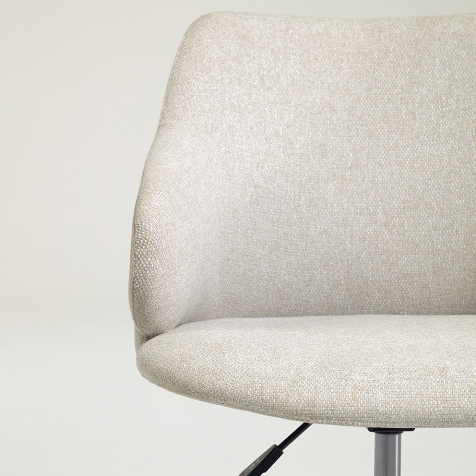 Scaun birou rotativ gri deschis din textil Einara Kave Home