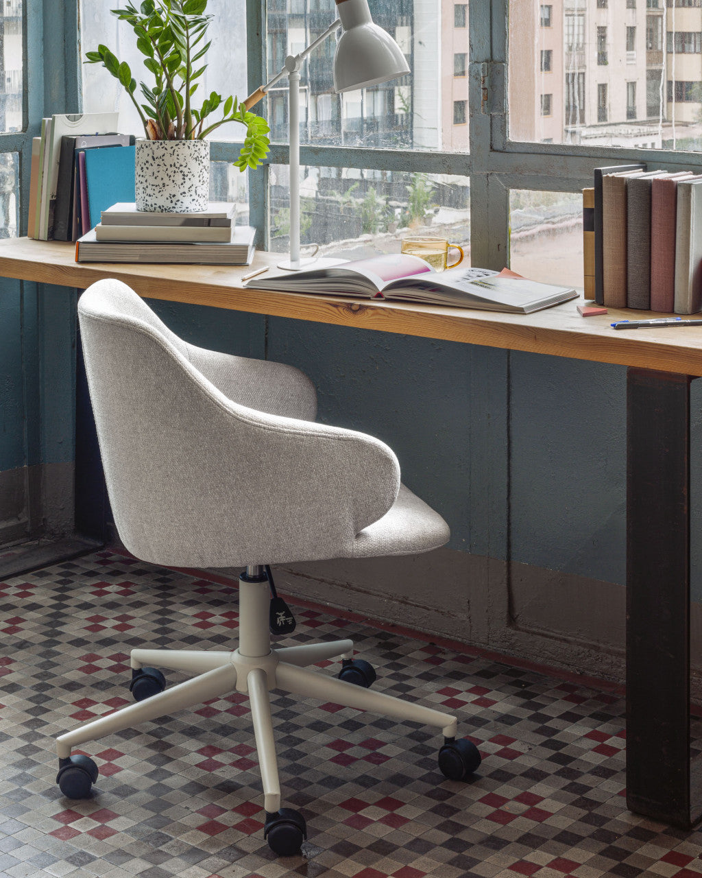 Scaun birou rotativ gri deschis din textil Einara Kave Home