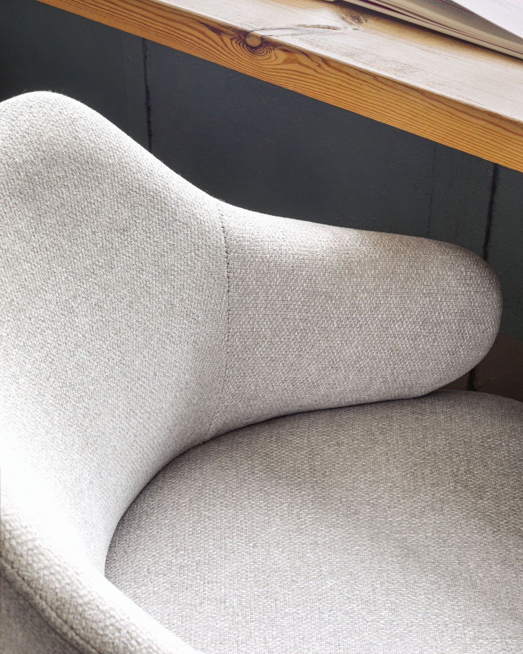 Scaun birou rotativ gri deschis din textil Einara Kave Home