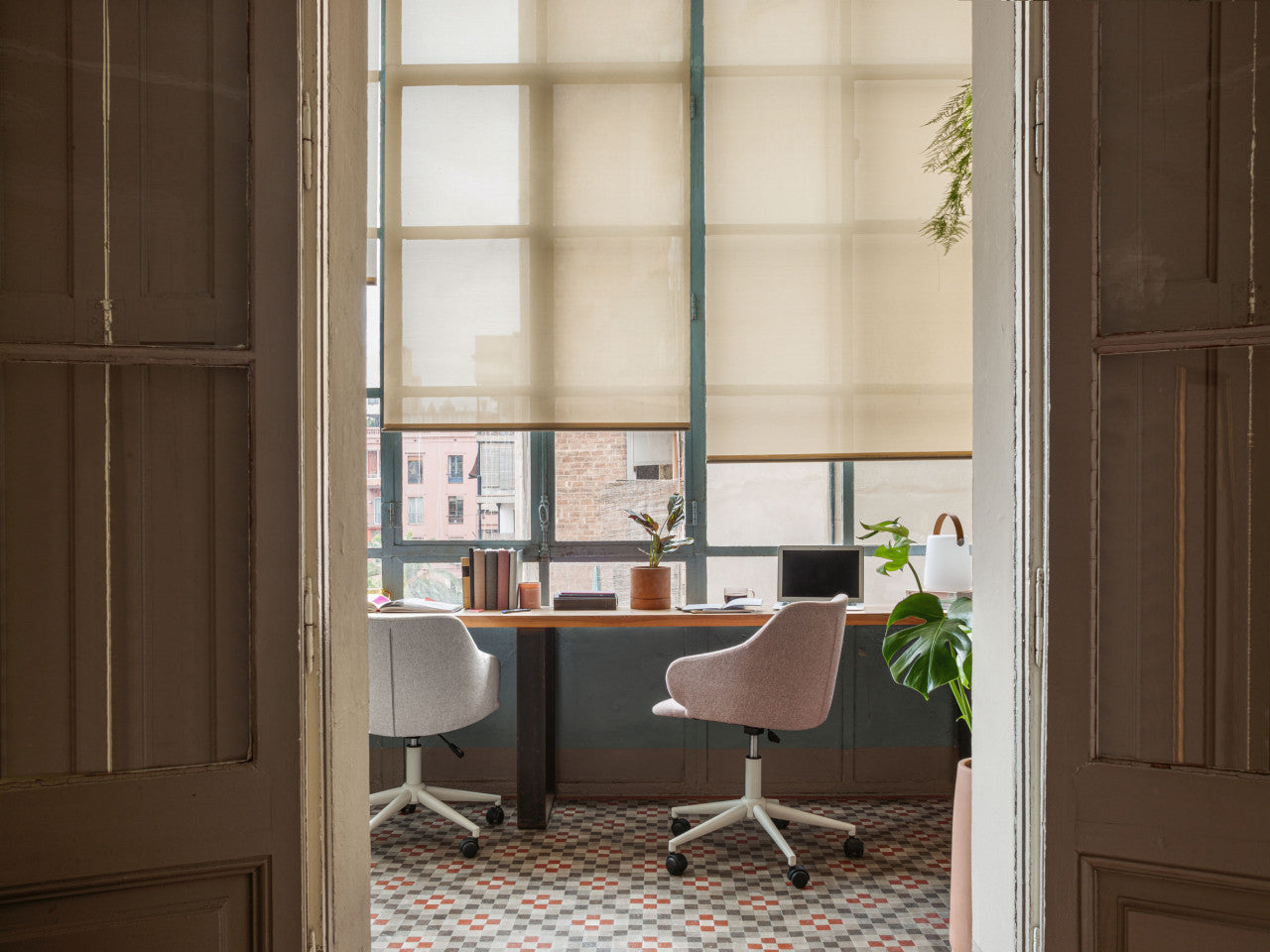 Scaun birou rotativ gri deschis din textil Einara Kave Home