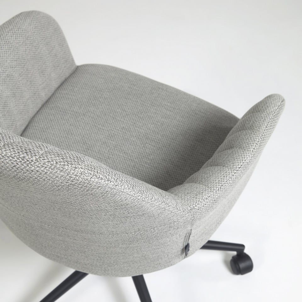 Scaun birou rotativ gri deschis din textil Madina Kave Home
