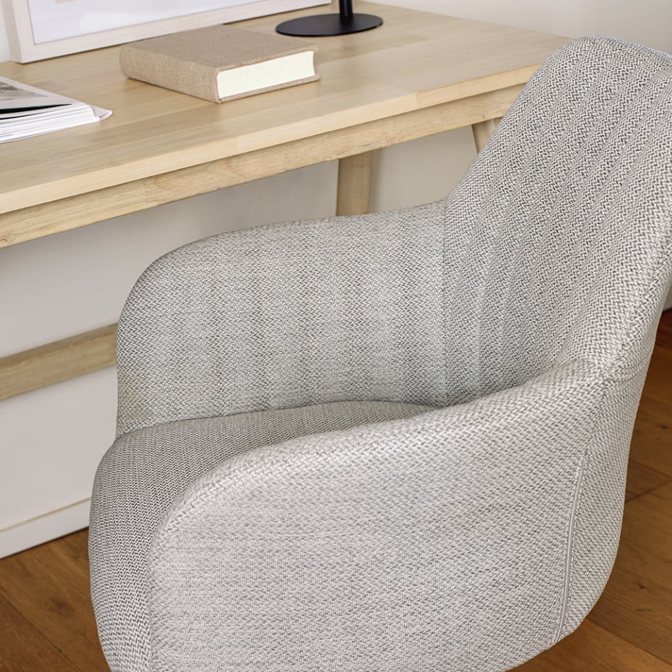 Scaun birou rotativ gri deschis din textil Madina Kave Home