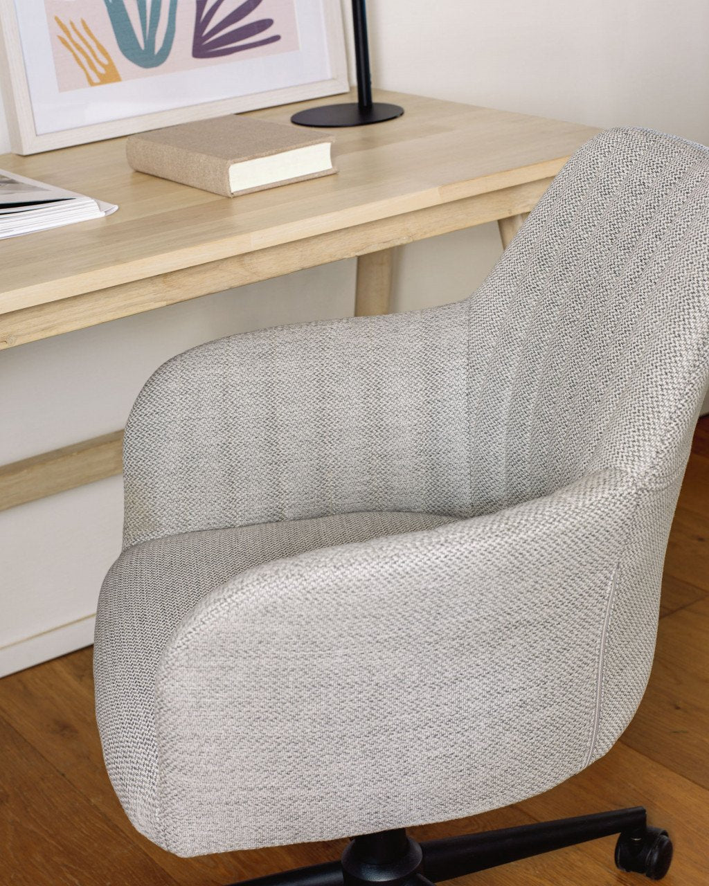 Scaun birou rotativ gri deschis din textil Madina Kave Home