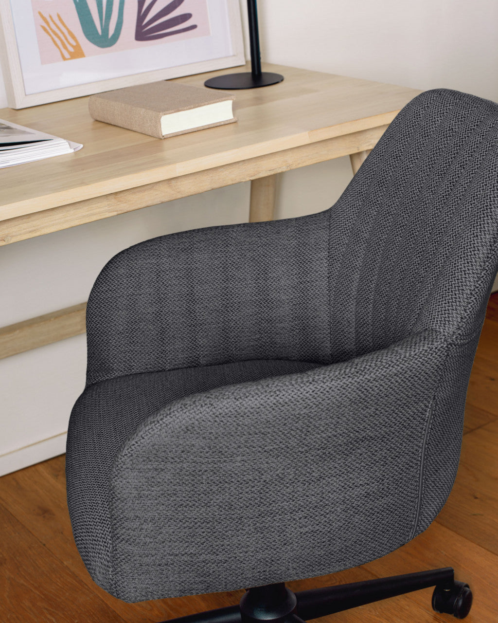 Scaun birou rotativ gri inchis din textil Madina Kave Home