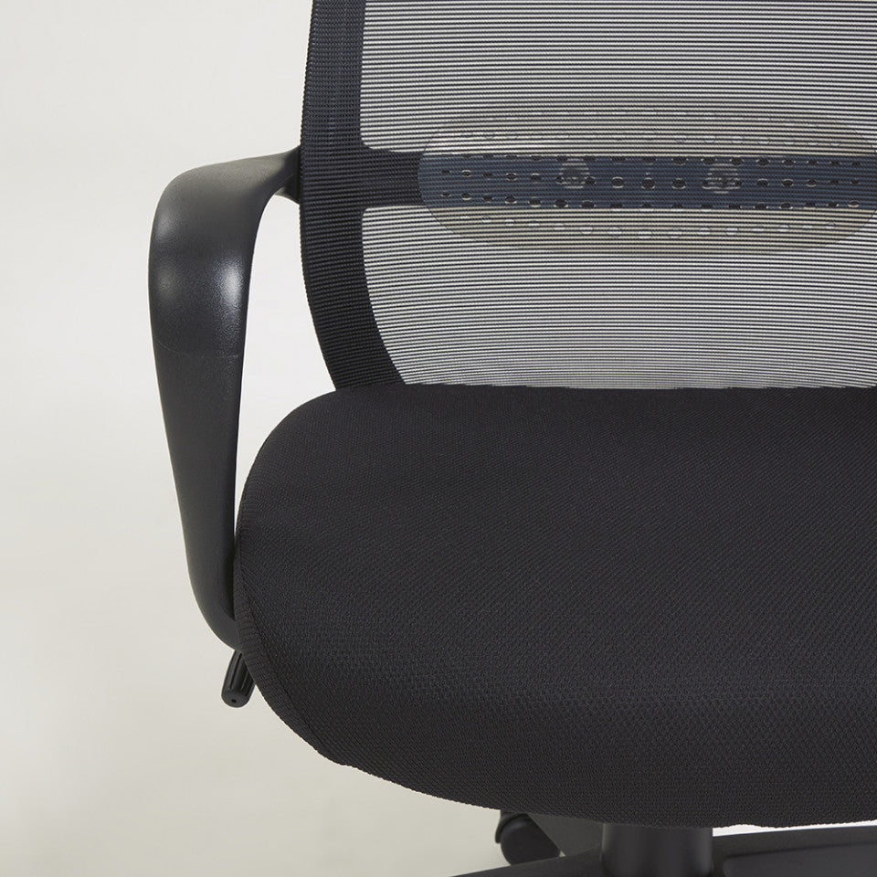 Scaun birou rotativ negru din textil Melva Kave Home