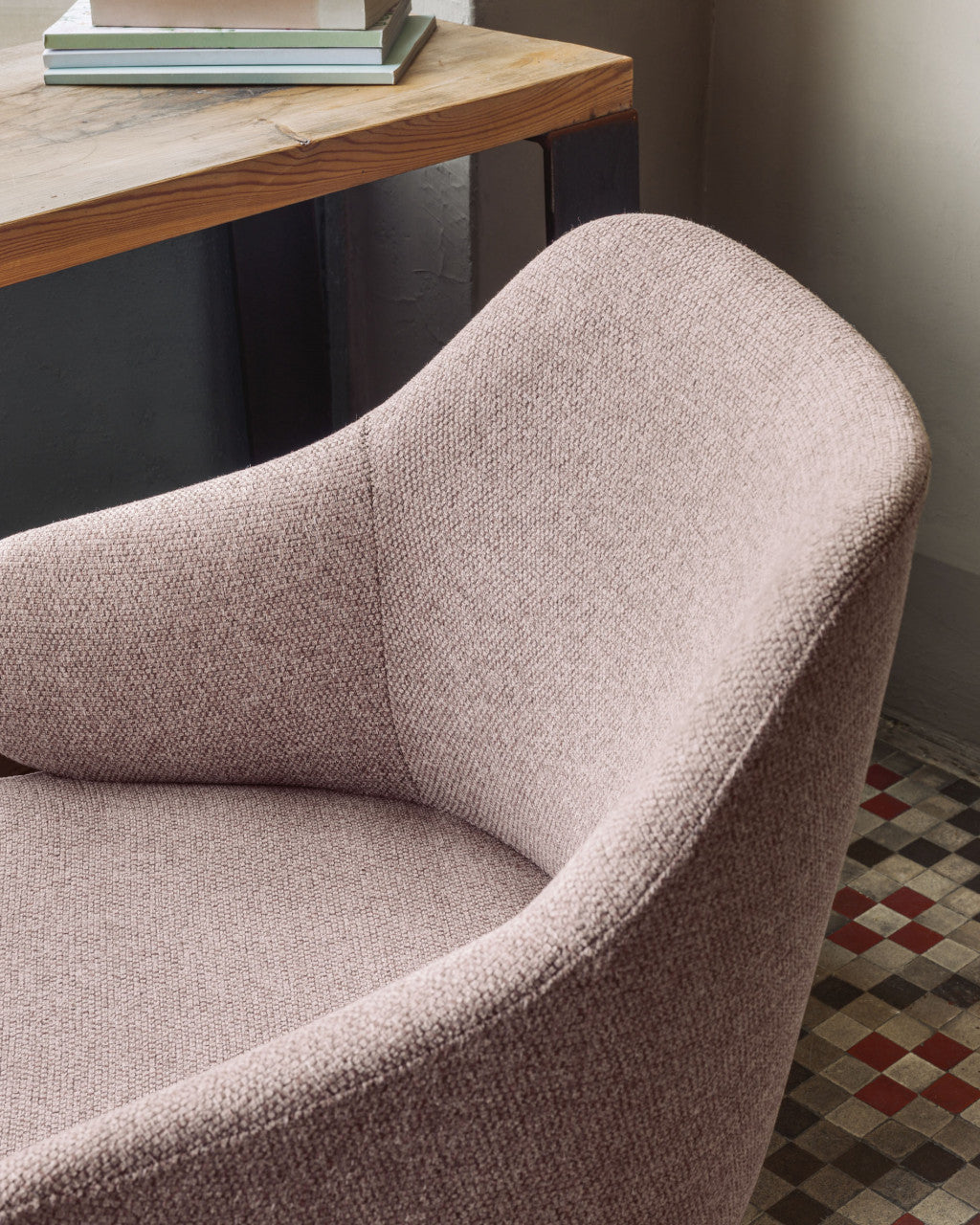 Scaun birou rotativ roz din textil Einara Kave Home
