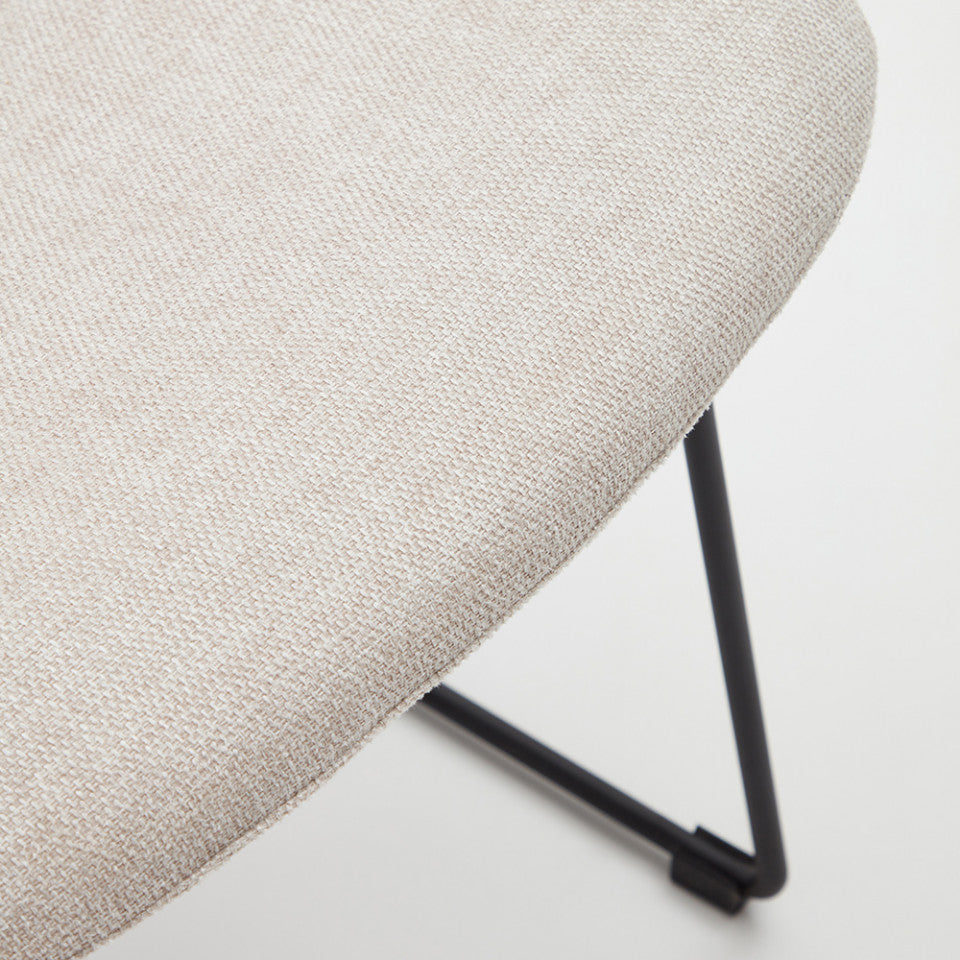 Scaun dining bej/negru din textil Zahara Kave Home