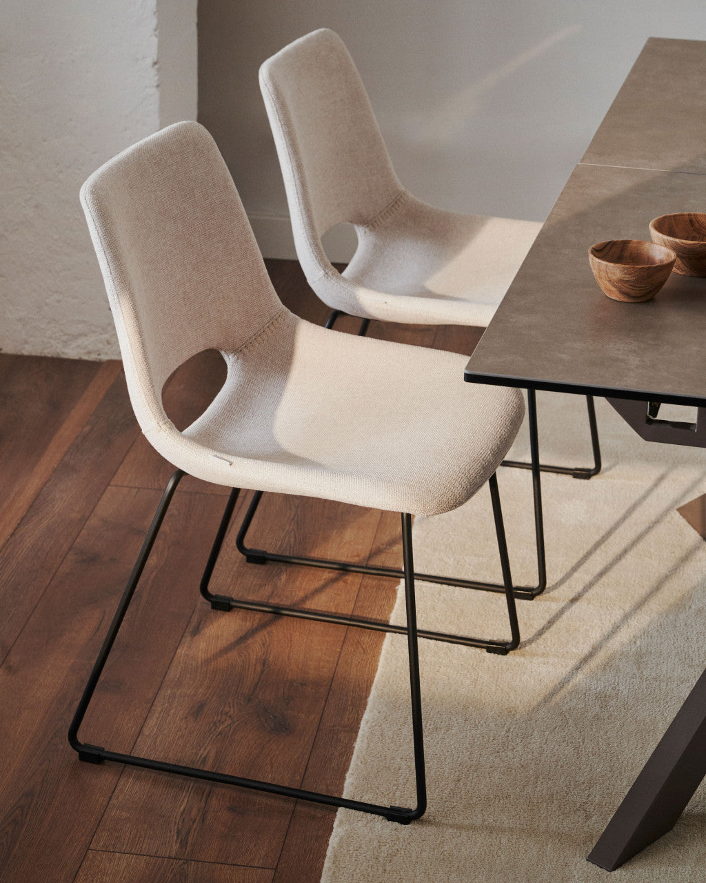 Scaun dining bej/negru din textil Zahara Kave Home