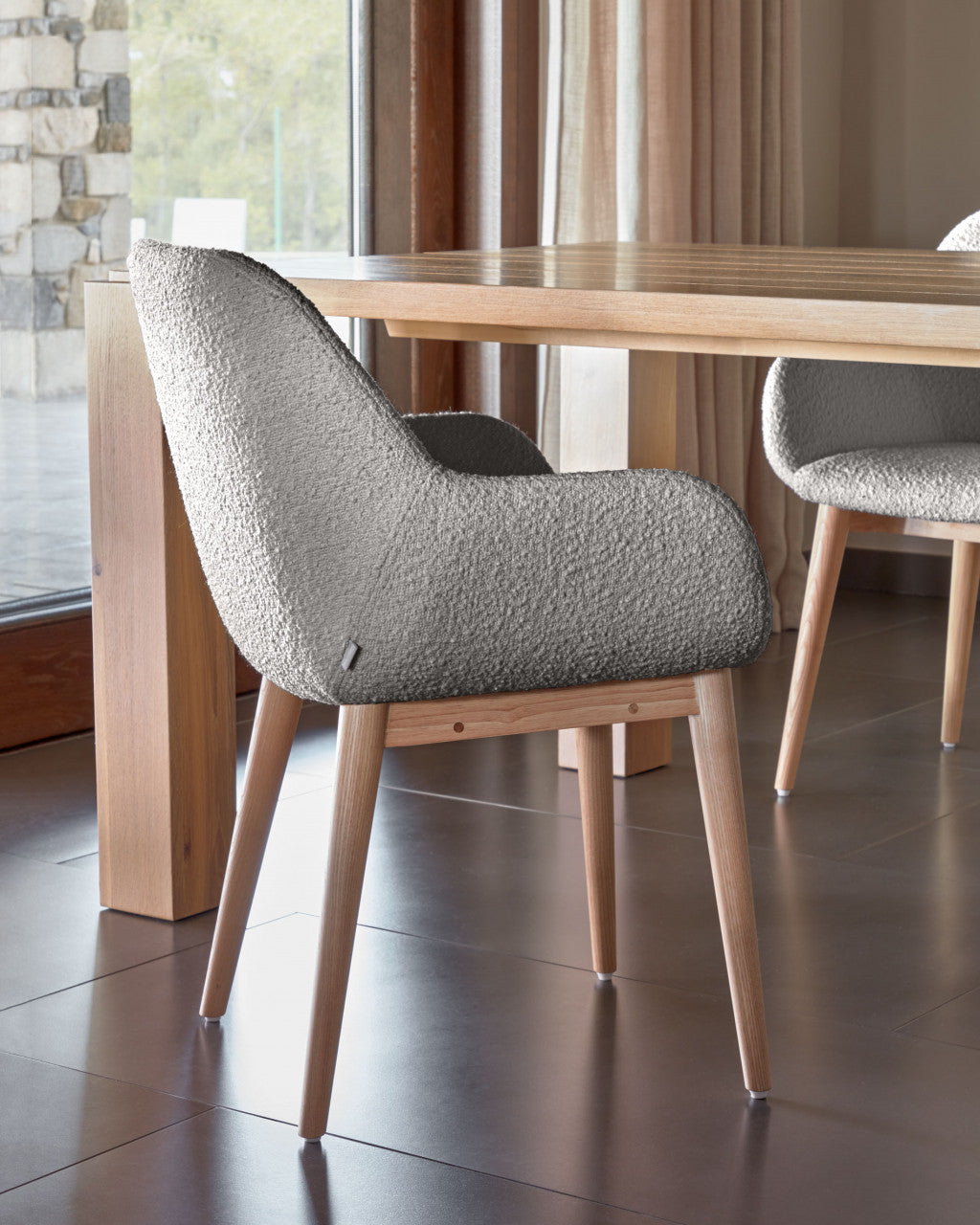 Scaun dining gri deschis din textil Konna Kave Home