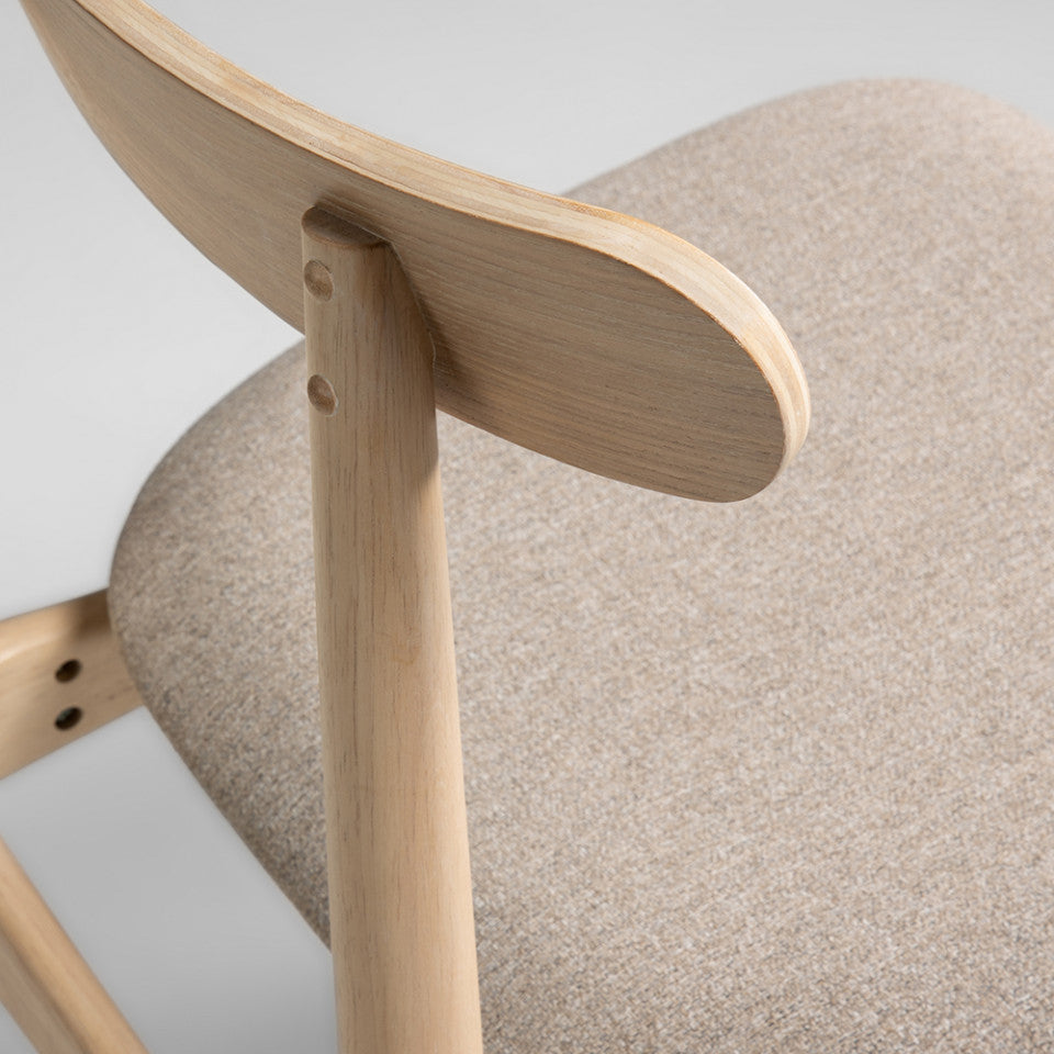 Scaun dining gri deschis/maro din textil Nayme Kave Home