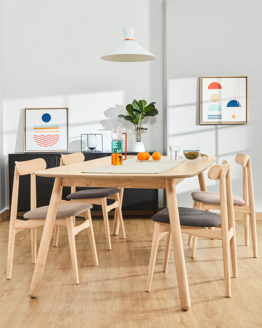 Scaun dining gri deschis/maro din textil Nayme Kave Home
