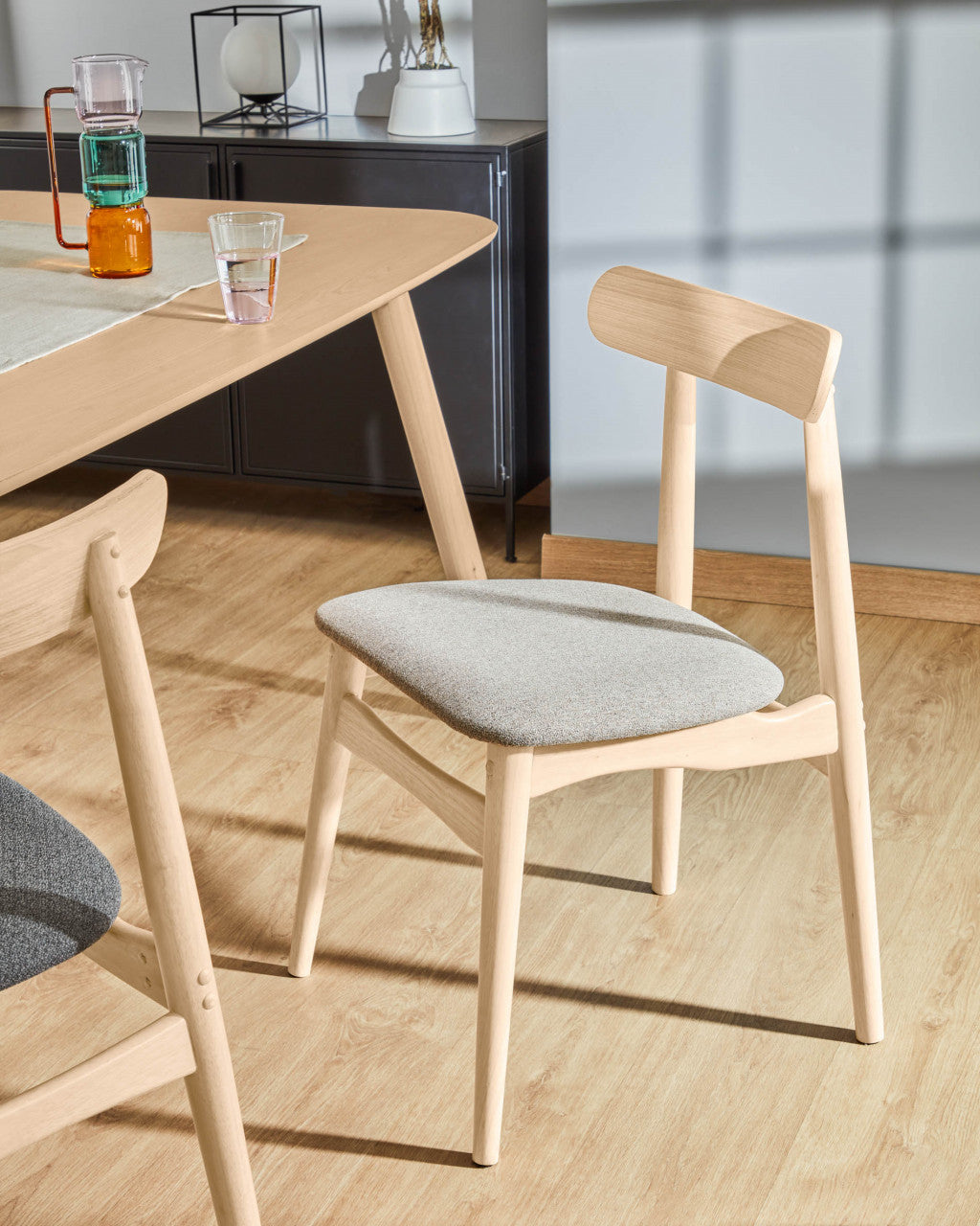 Scaun dining gri deschis/maro din textil Nayme Kave Home