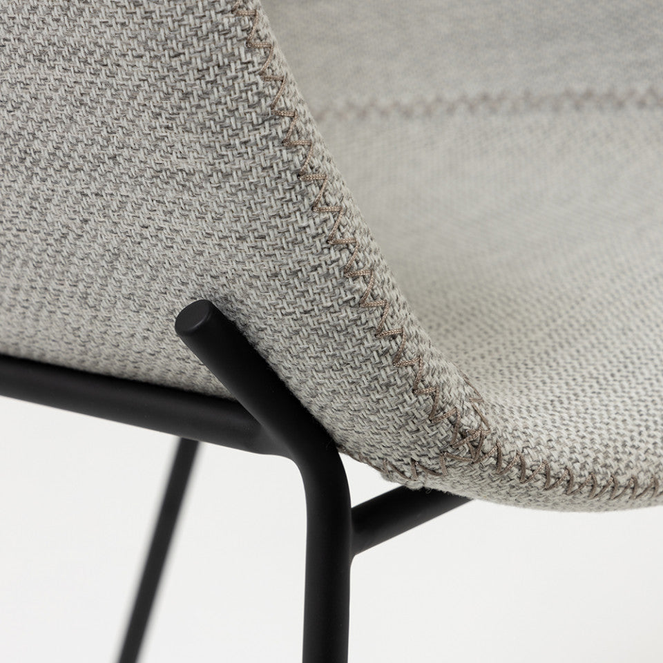 Scaun dining gri deschis/negru din textil Yvette Kave Home