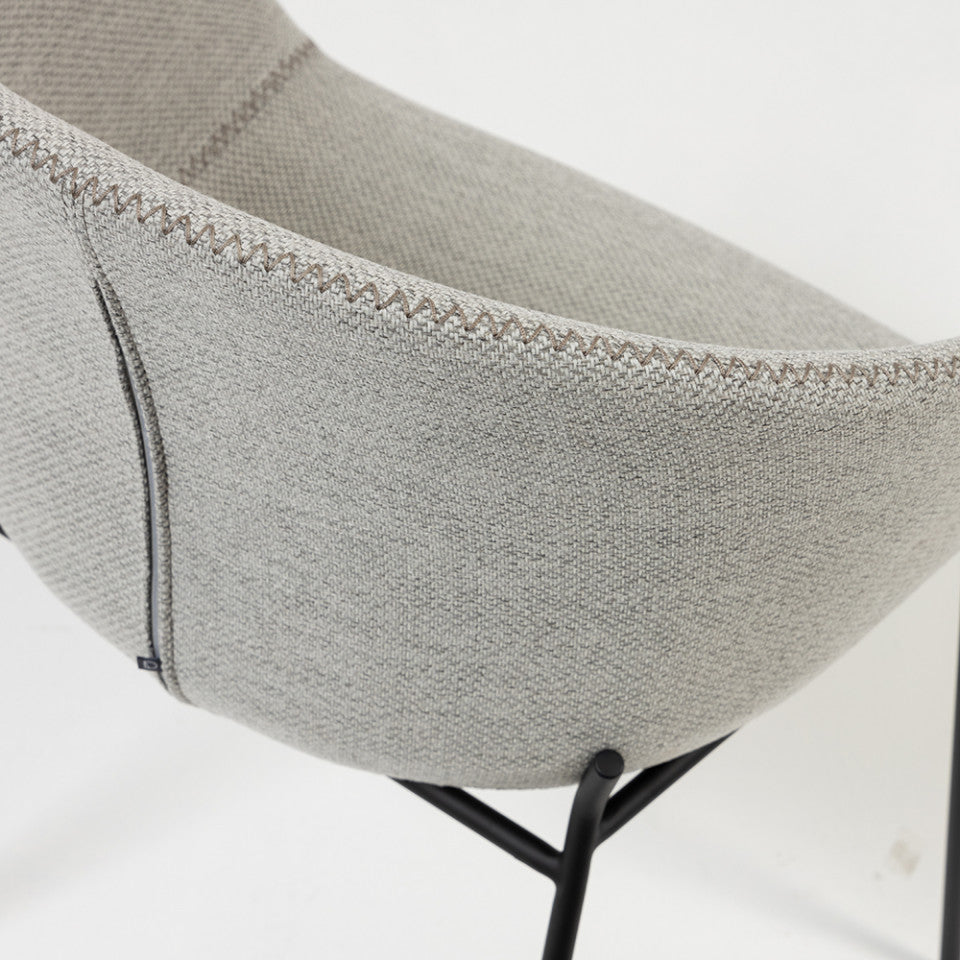 Scaun dining gri deschis/negru din textil Yvette Kave Home