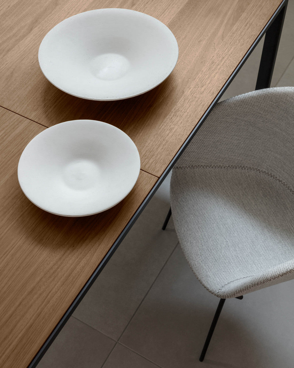 Scaun dining gri deschis/negru din textil Yvette Kave Home