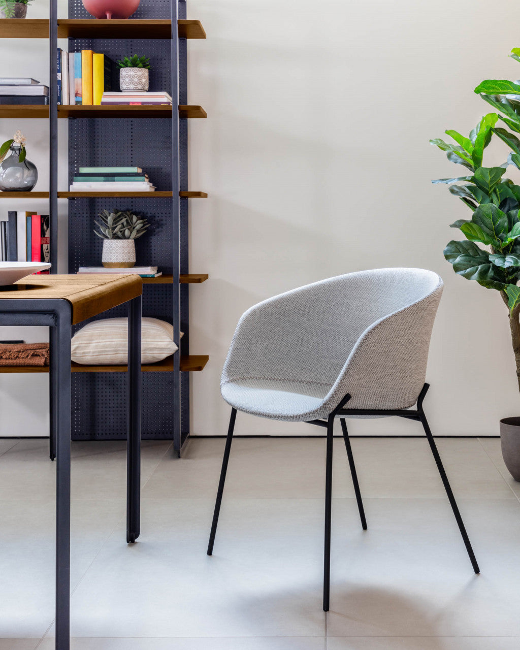 Scaun dining gri deschis/negru din textil Yvette Kave Home
